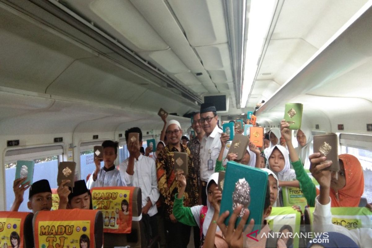 Daop Semarang ajak 100 anak yatim baca Alquran di kereta api