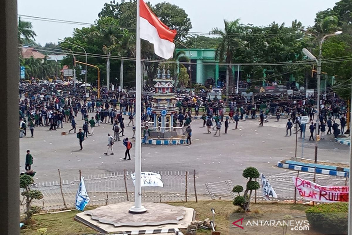 Sebagian pagar DPRD jebol, pengunjukrasa tetap tenang