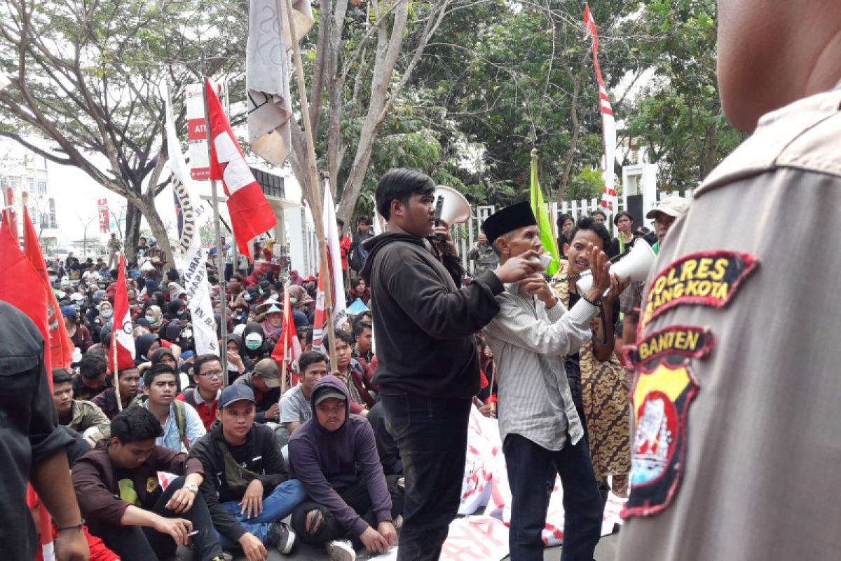 Nilai pemerintah tak berpihak pada petani,  mahasiswa  'kepung' DPRD Banten