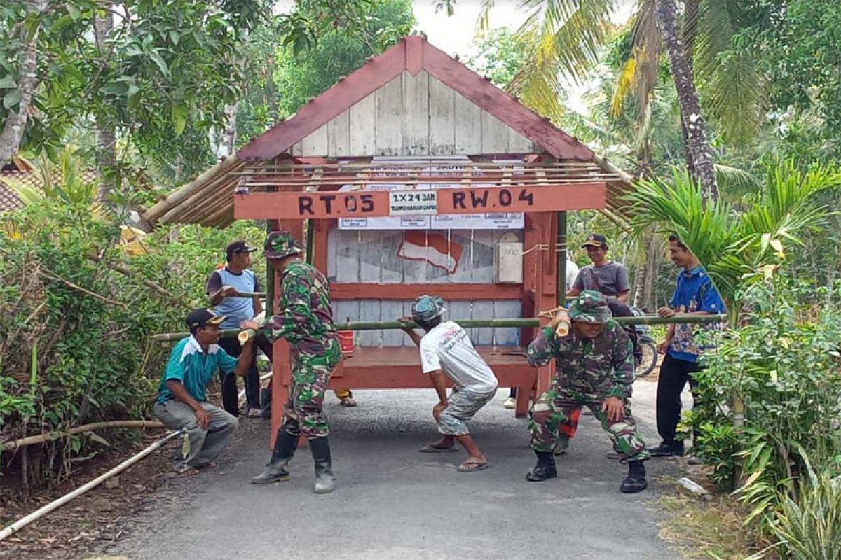 TNI bersama warga pindah poskamling