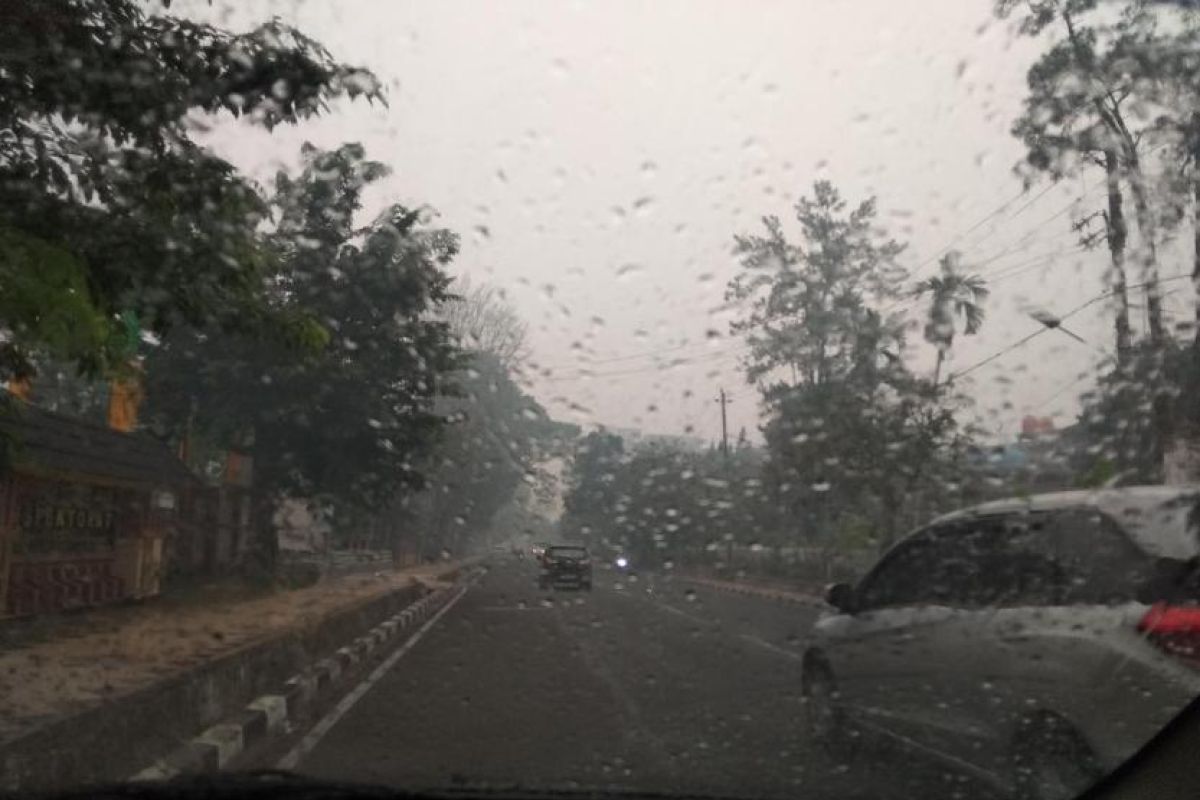 Warga Kota Jambi sujud syukur sambut hujan turun di kota itu