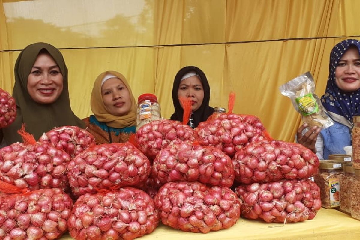 Di pasar Ambon, harga bawang merah dan putih terus turun