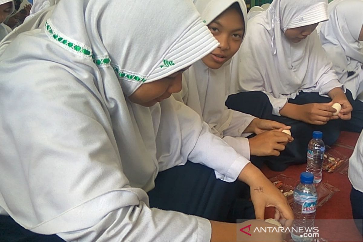 Ratusan pelajar di Banjarnegara ikuti Gerakan Makan 100 Juta Telur