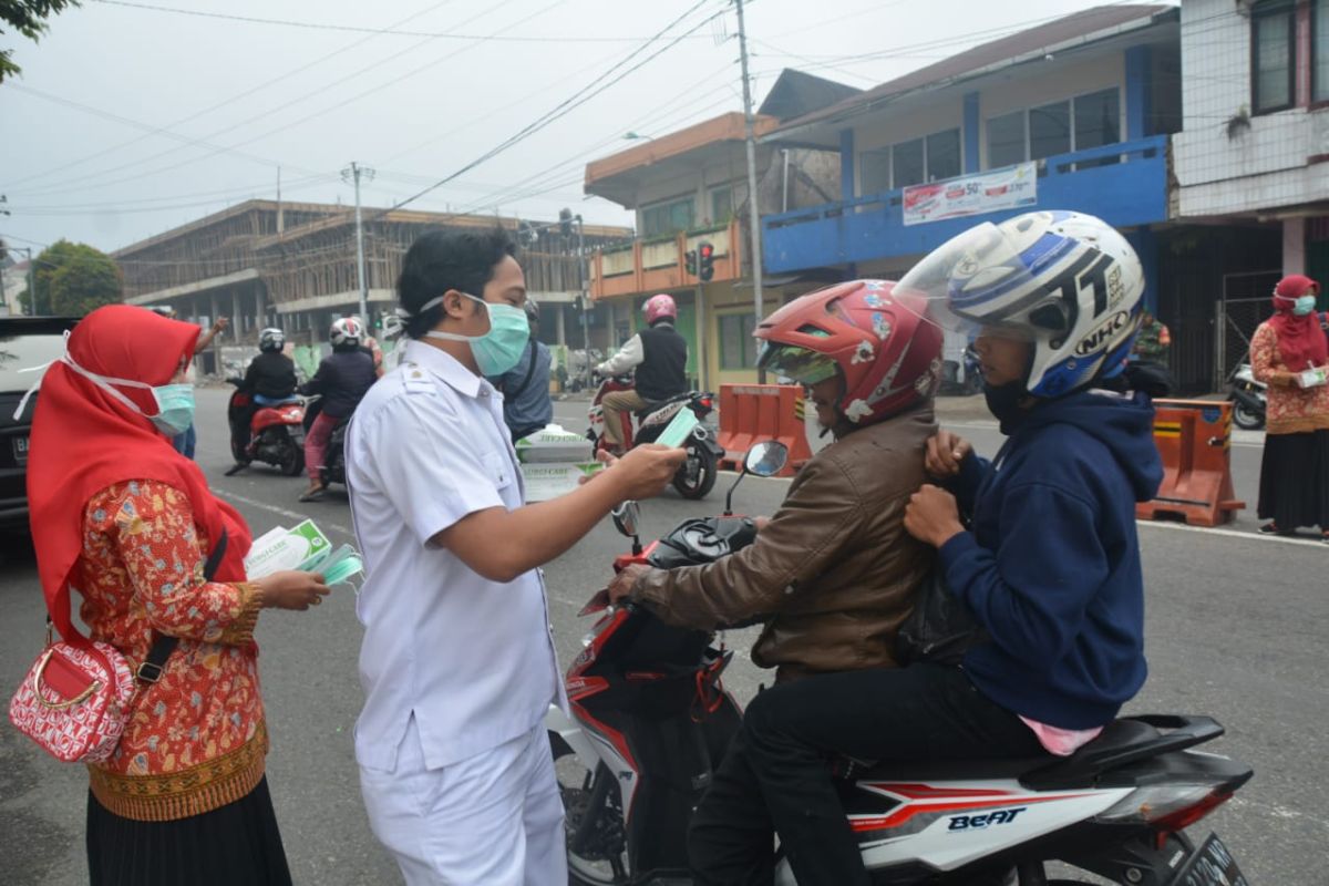 Perawat di Padang Panjang sosialisasi bahaya kabut asap sambil bagikan masker