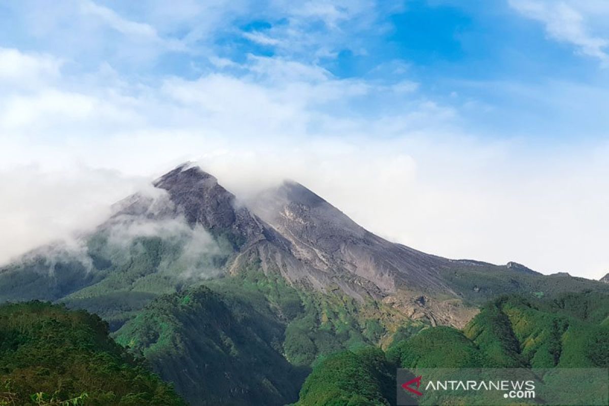 Gunung Merapi mengalami tiga kali gempa guguran