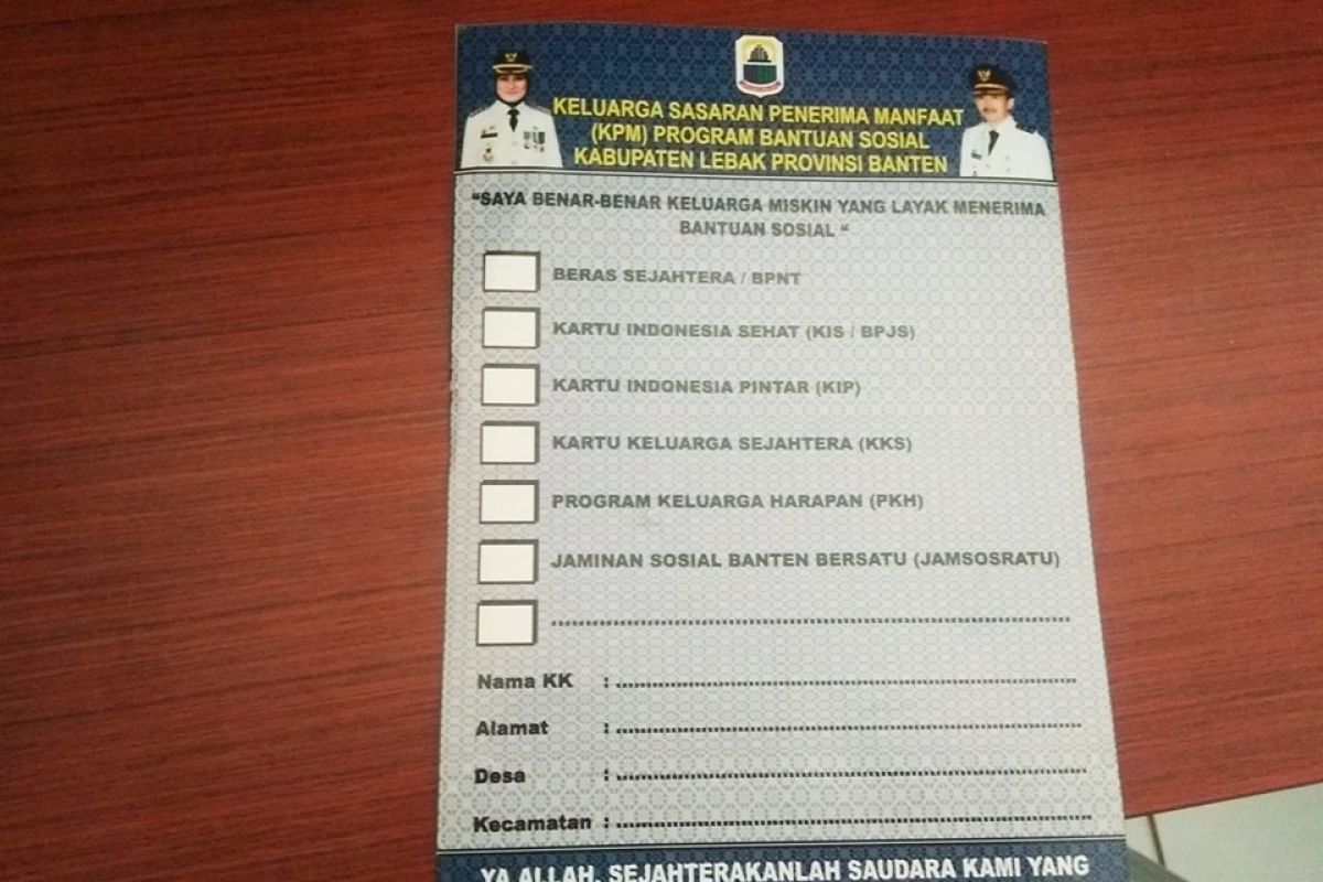 Penerima bantuan di Kabupaten Lebak pasangi stiker