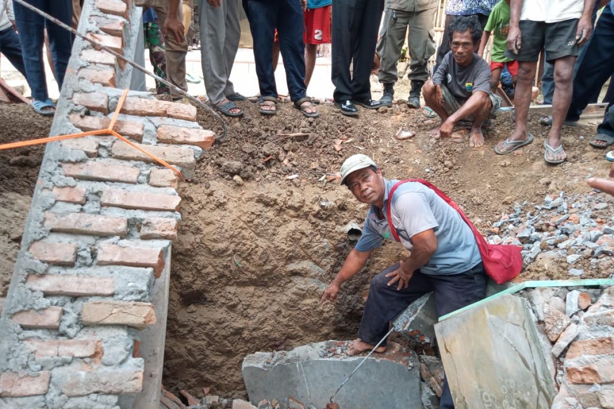 Apong warga Cianjur tewas tertimpa bangunan kamar mandi