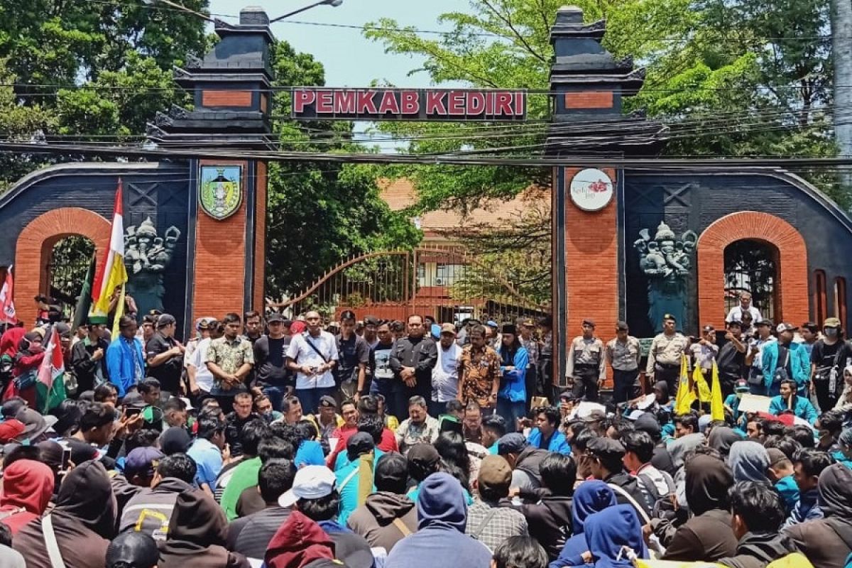 Mahasiswa Kediri unjuk rasa tuntut kedaulatan petani