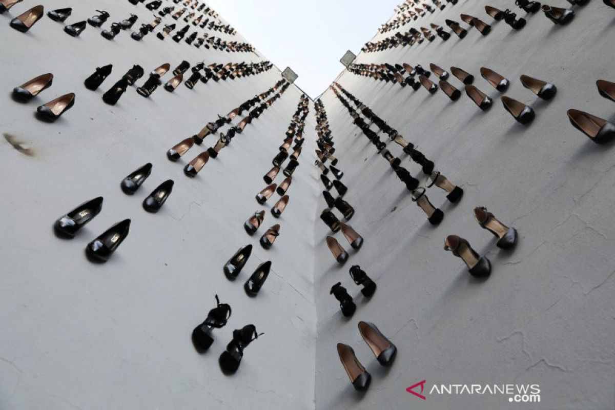 Instalasi sepatu hak tinggi, simbol kekerasan pada perempuan di Turki