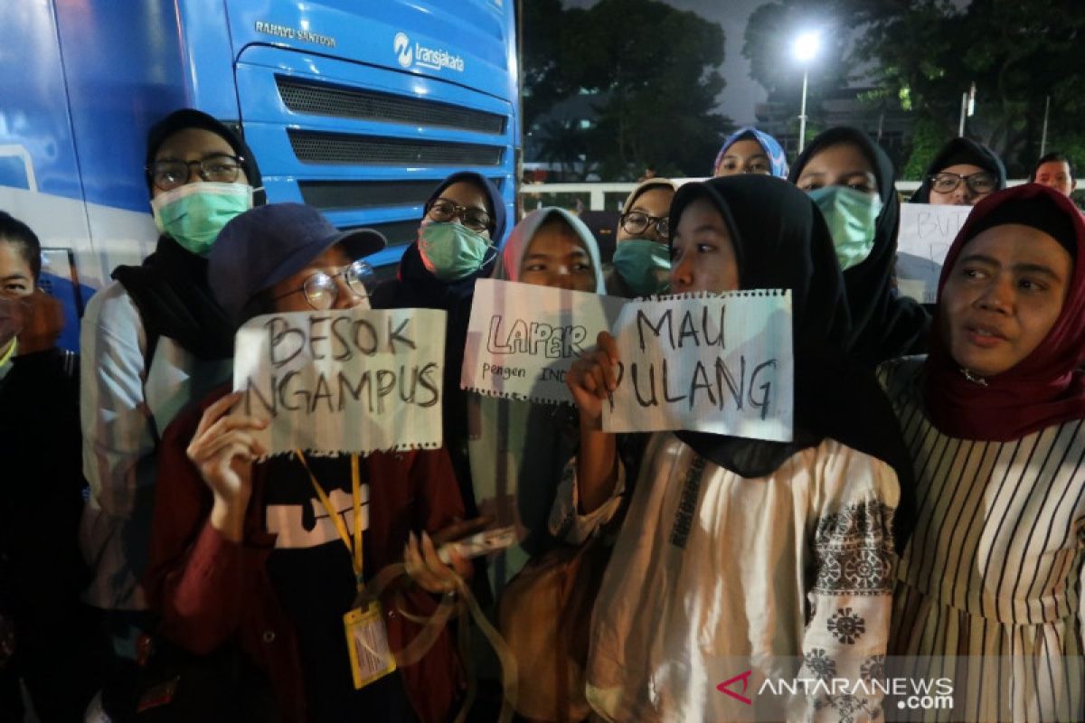 Bentuk simpati, Brimob bagikan makanan ke warga yang terjebak di tol depan DPR