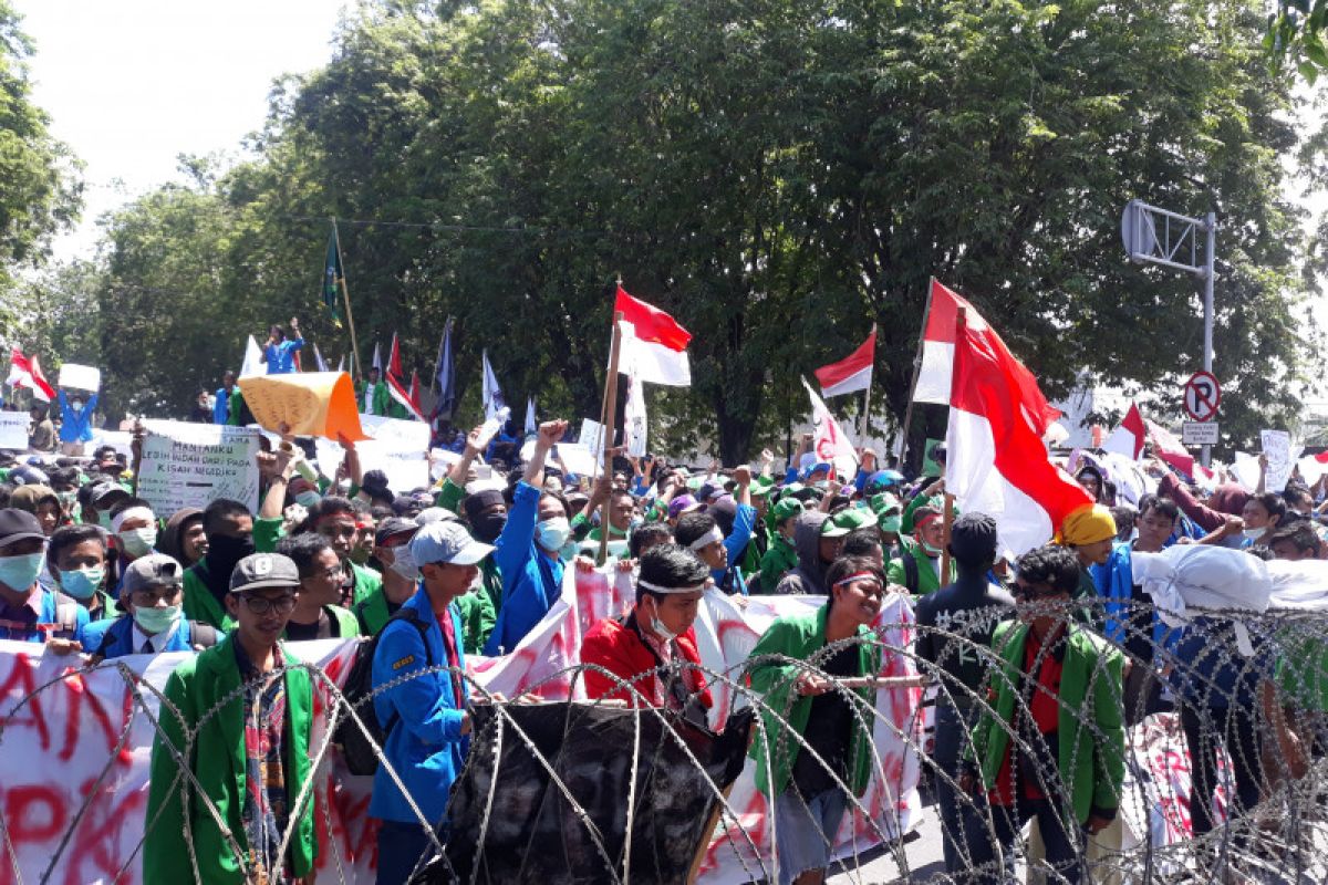 Ribuan mahasiswa demo di Palu sampaikan tiga tuntutan