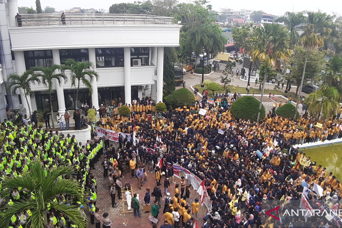 Ribuan mahasiswa dari berbagai kampus tolak pengesahan sejumlah RUU di DPRD Sumbar (video)