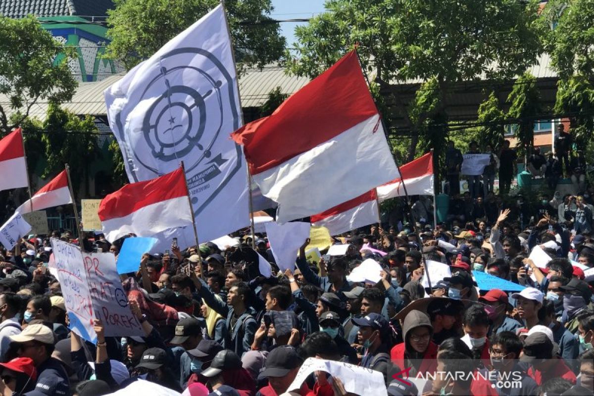 Aksi ribuan mahasiswa di Surabaya tolak RKUHP berlangsung damai