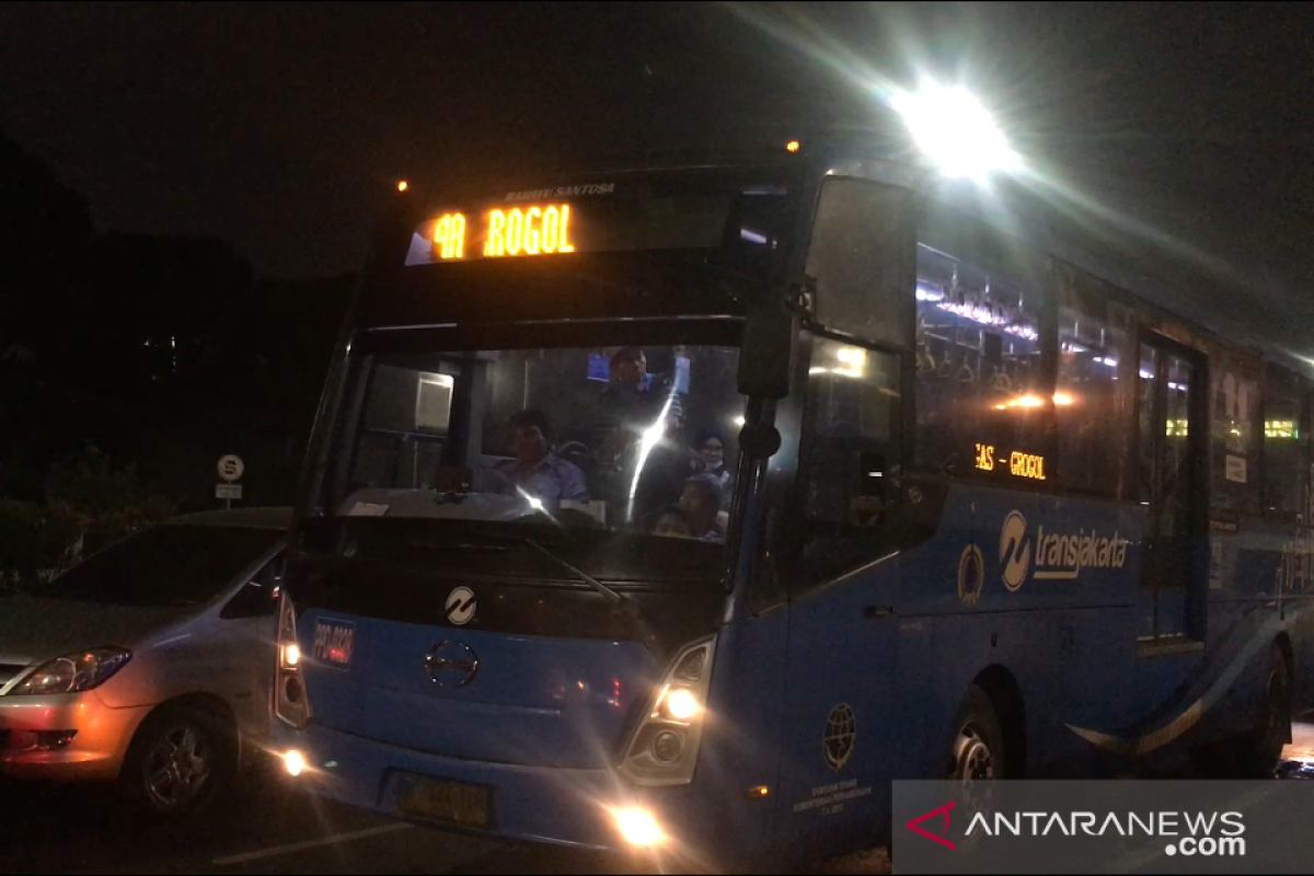 Lima bus TransJakarta berisi penumpang terjebak di Tol Pejompongan