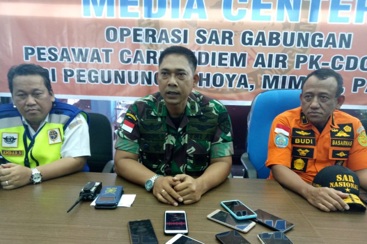 Dua pendaki VRI diterjunkan ambil kotak hitam pesawat Twin Otter