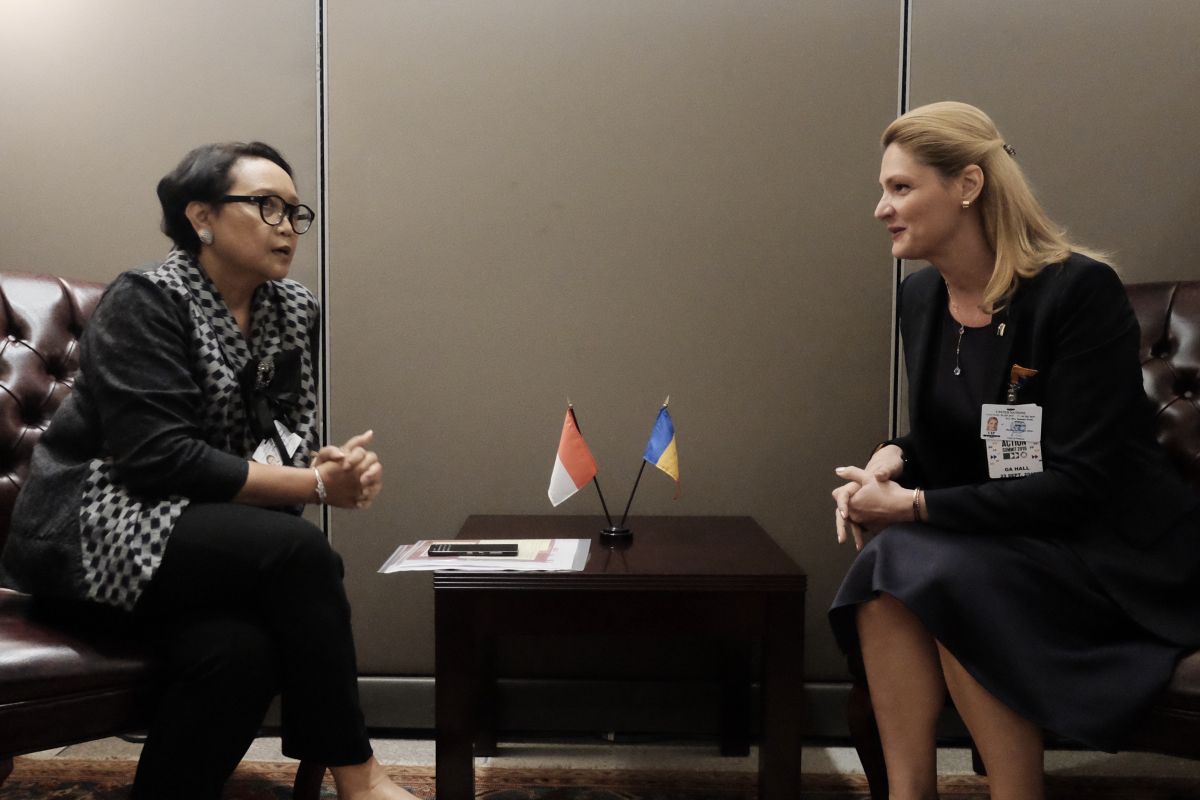 Minister Retno discusses economic, women issues with counterparts
