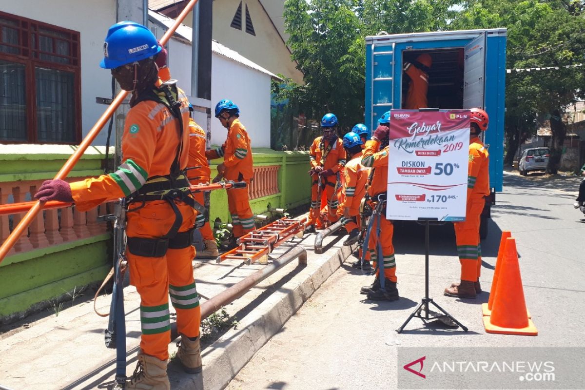 Petugas PLN Makassar bekerja sambil promosi produk