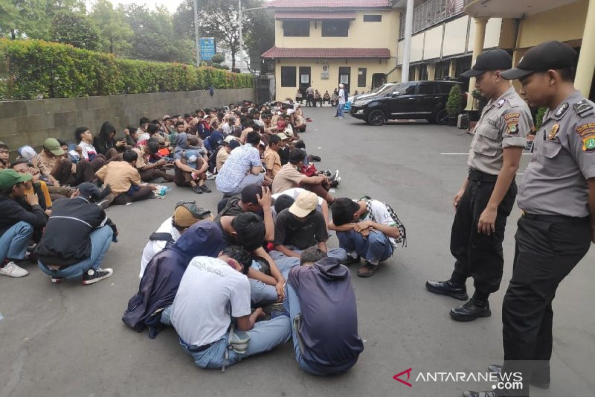 Polisi amankan demonstran di belakang Gedung DPR RI