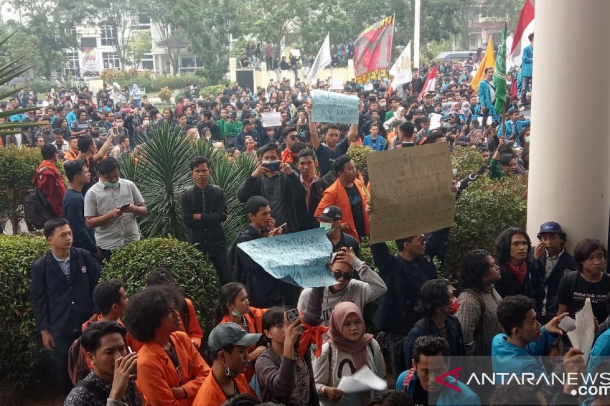 Ribuan mahasiswa masih padati gedung DPRD Kalbar