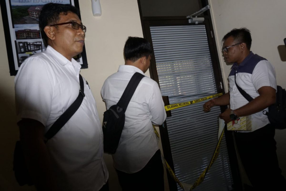 Polres Mataram segel ruangan SNVT Penyediaan Perumahan PUPR NTB