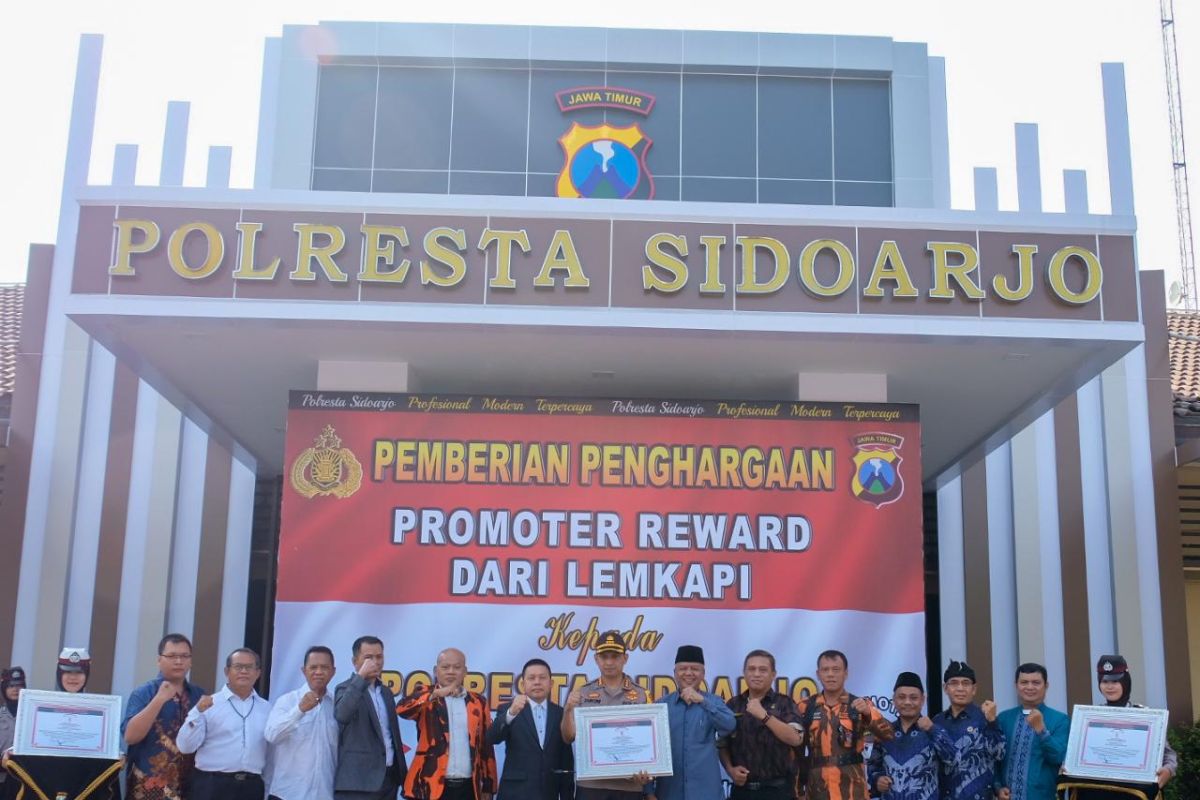 Polresta Sidoarjo terima tiga penghargaan promoter dari Lemkapi