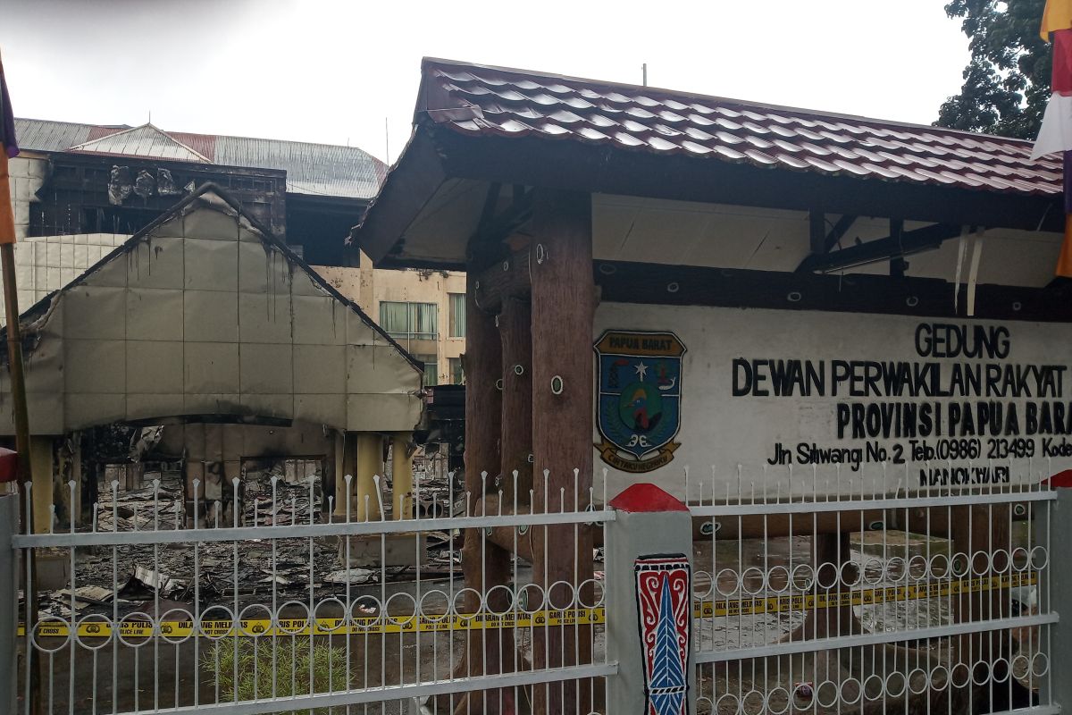 Anggota DPRD Papua Barat diperiksa terkait pembakaran kantor