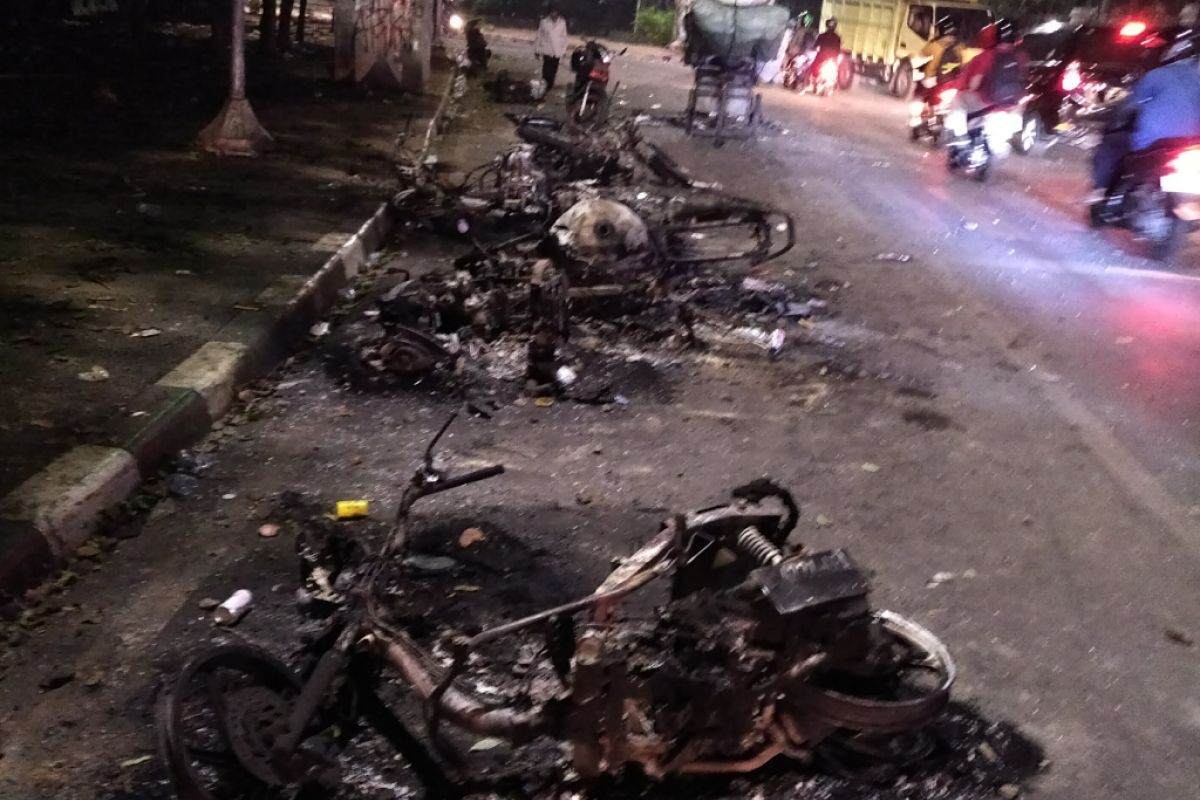 Usai demo, Kerangka kendaraan teronggok  di tepi jalan