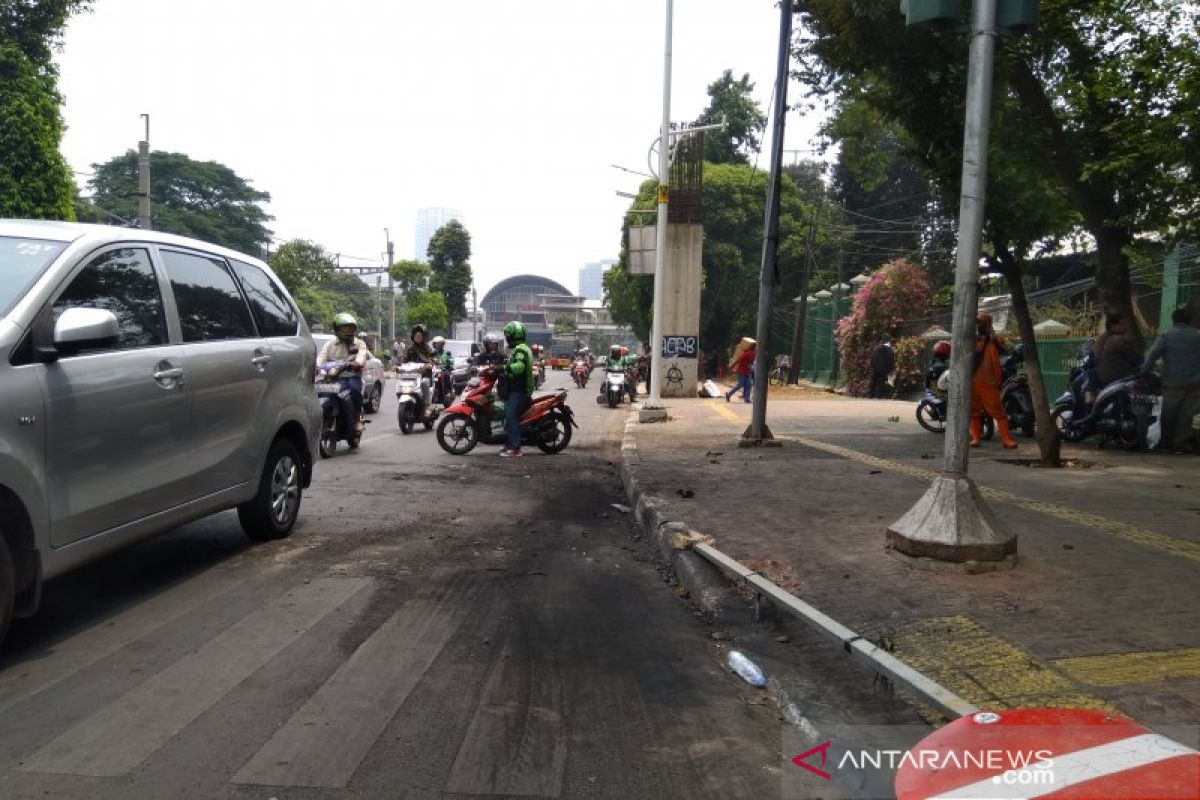 Sisa gas air mata dekat Stasiun Palmerah Jakarta membikin perih mata
