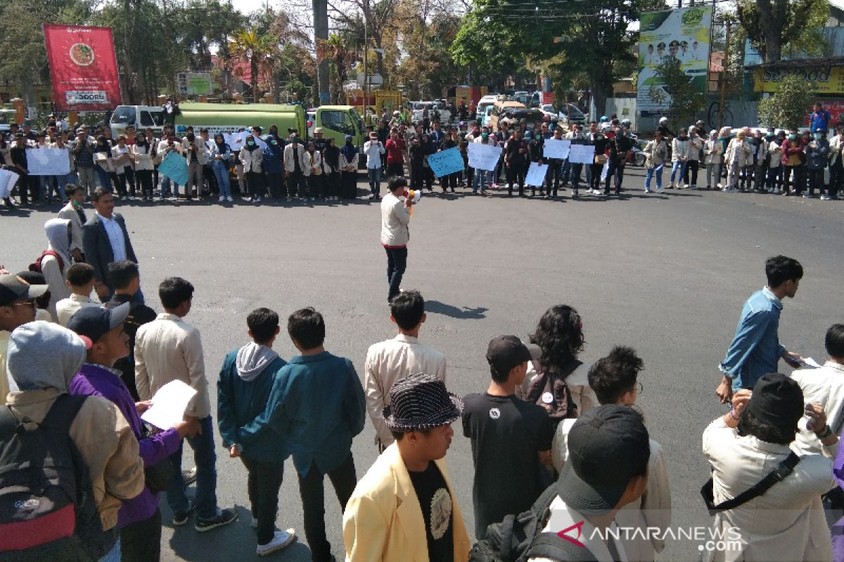 Tuntut DPR tidak melemahkan KPK, Mahasiswa Garut gelar demo