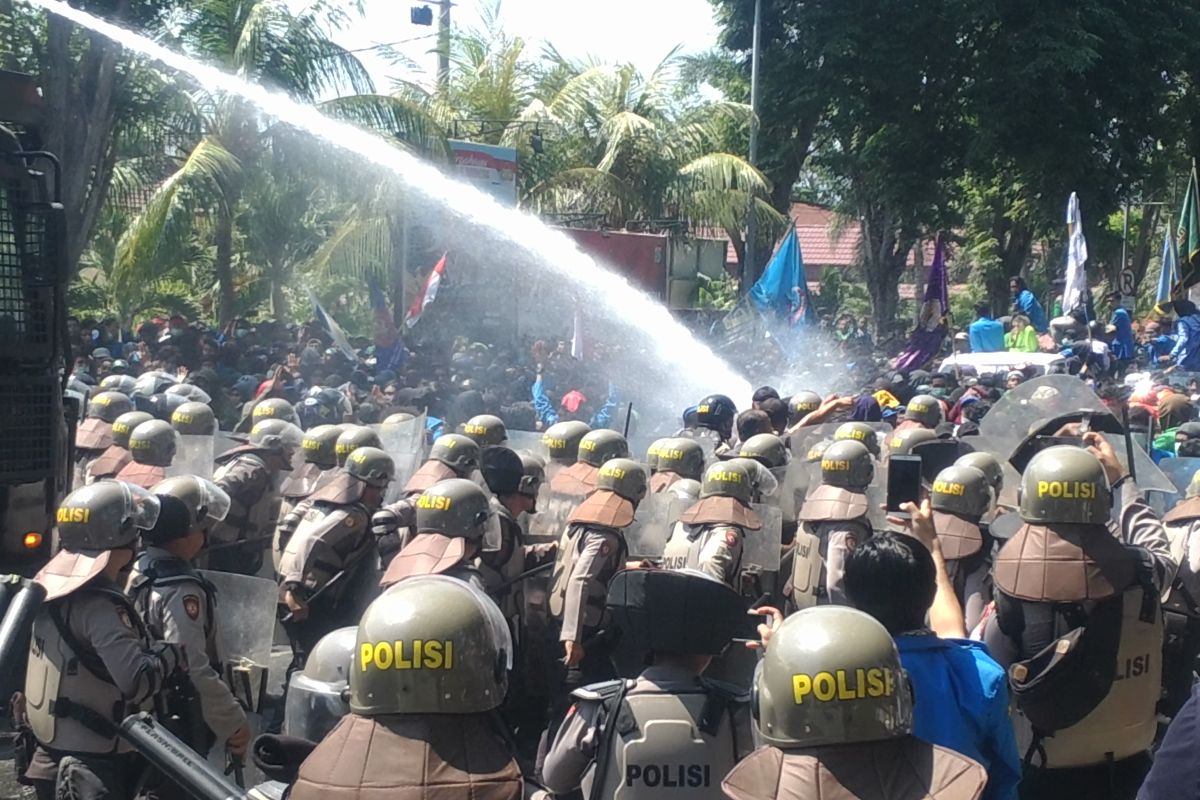 Polisi mundurkan mahasiswa yang memaksa masuk kantor DPRD provinsi