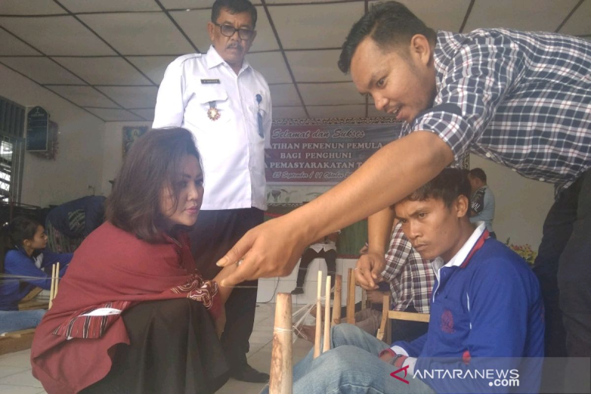 Dekranasda Taput latih 24 warga binaan bertenun di Rutan Tarutung