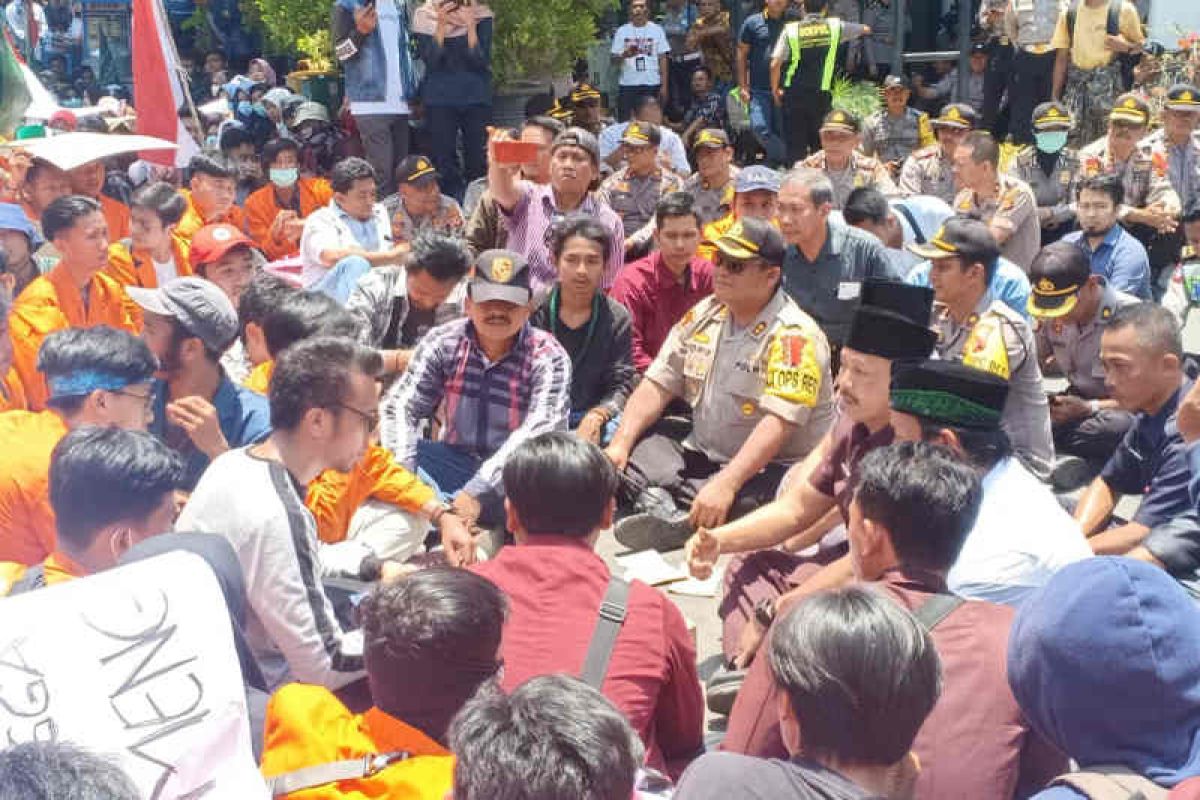 Aksi unjuk rasa mahasiswa Indramayu berlangsung damai