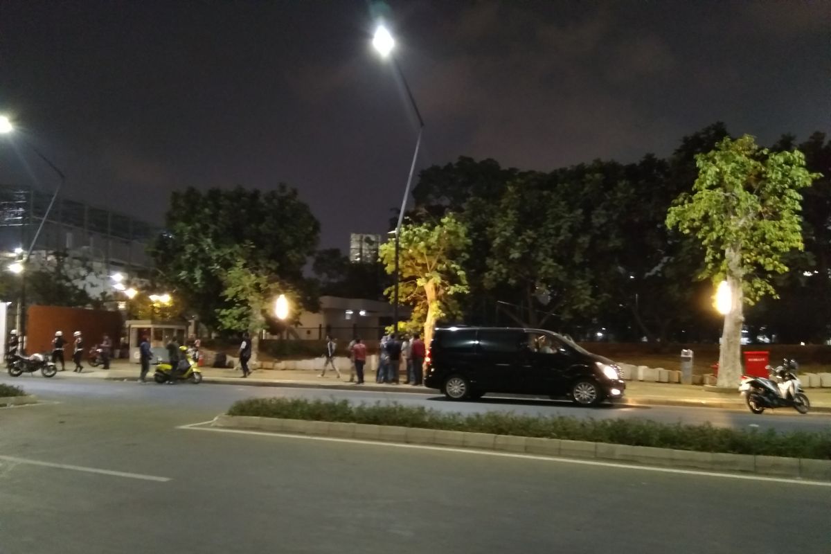 Hindari petugas, sebagian massa pendemo berlarian masuk GBK