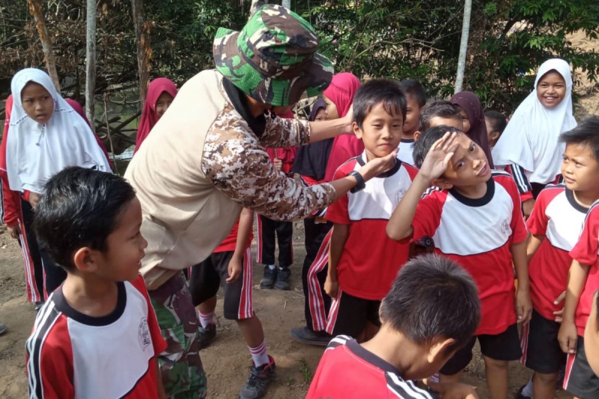 TNI Kodim Cilacap ajari siswa SD PBB