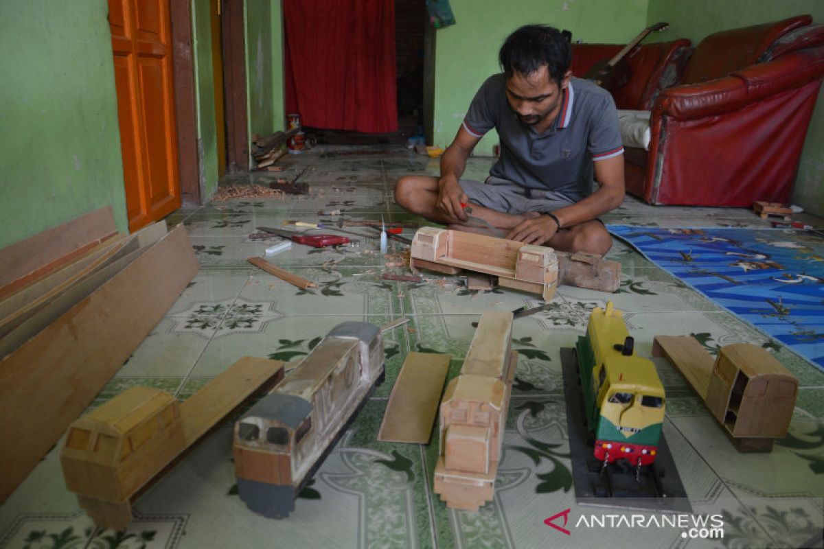 Di Jombang, limbah kayu diubah jadi miniatur kereta api
