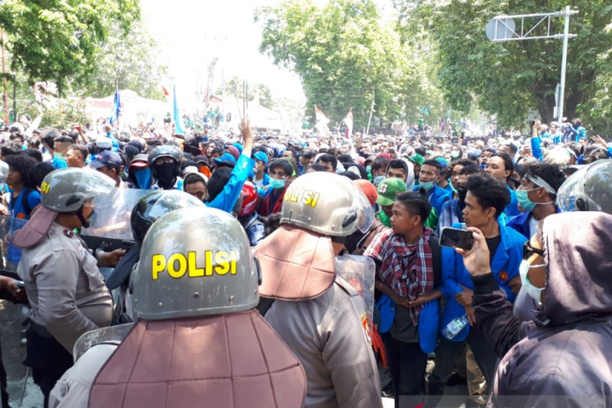 Demo ribuan mahasiswa di DPRD Sulteng ricuh