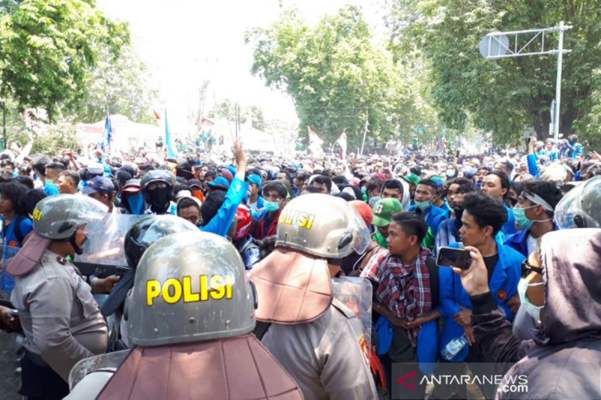 Demo ribuan mahasiswa di DPRD Sulteng berlangsung ricuh