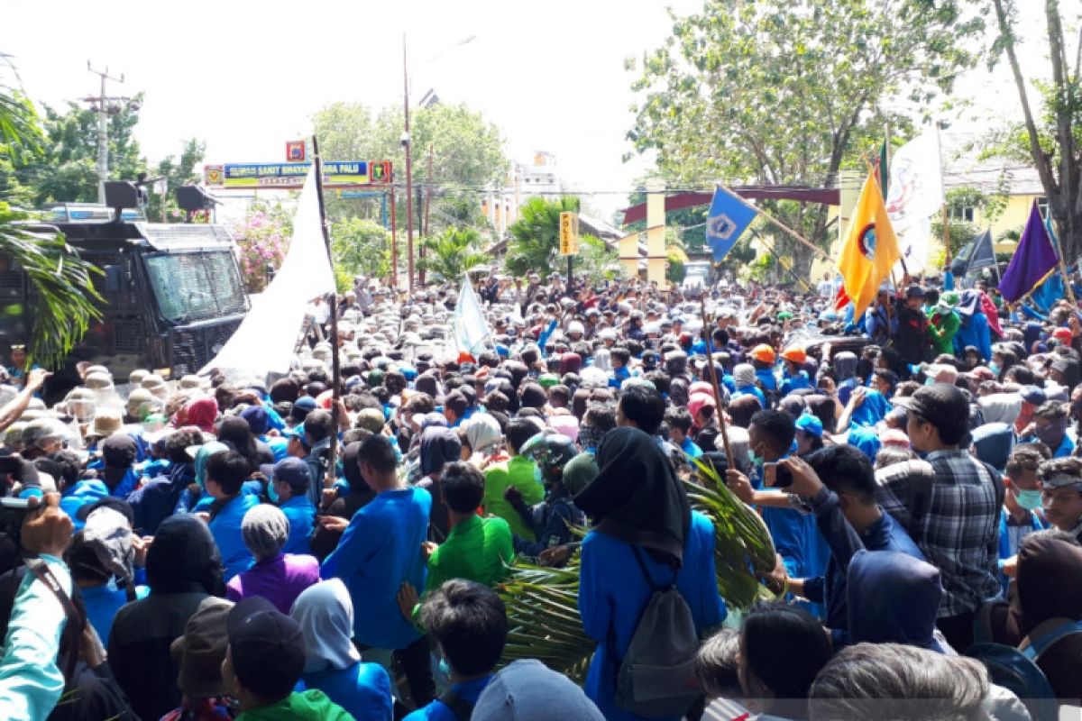 Unjuk rasa di DPRD Sulteng berakhir bentrok, puluhan mahasiswa terluka