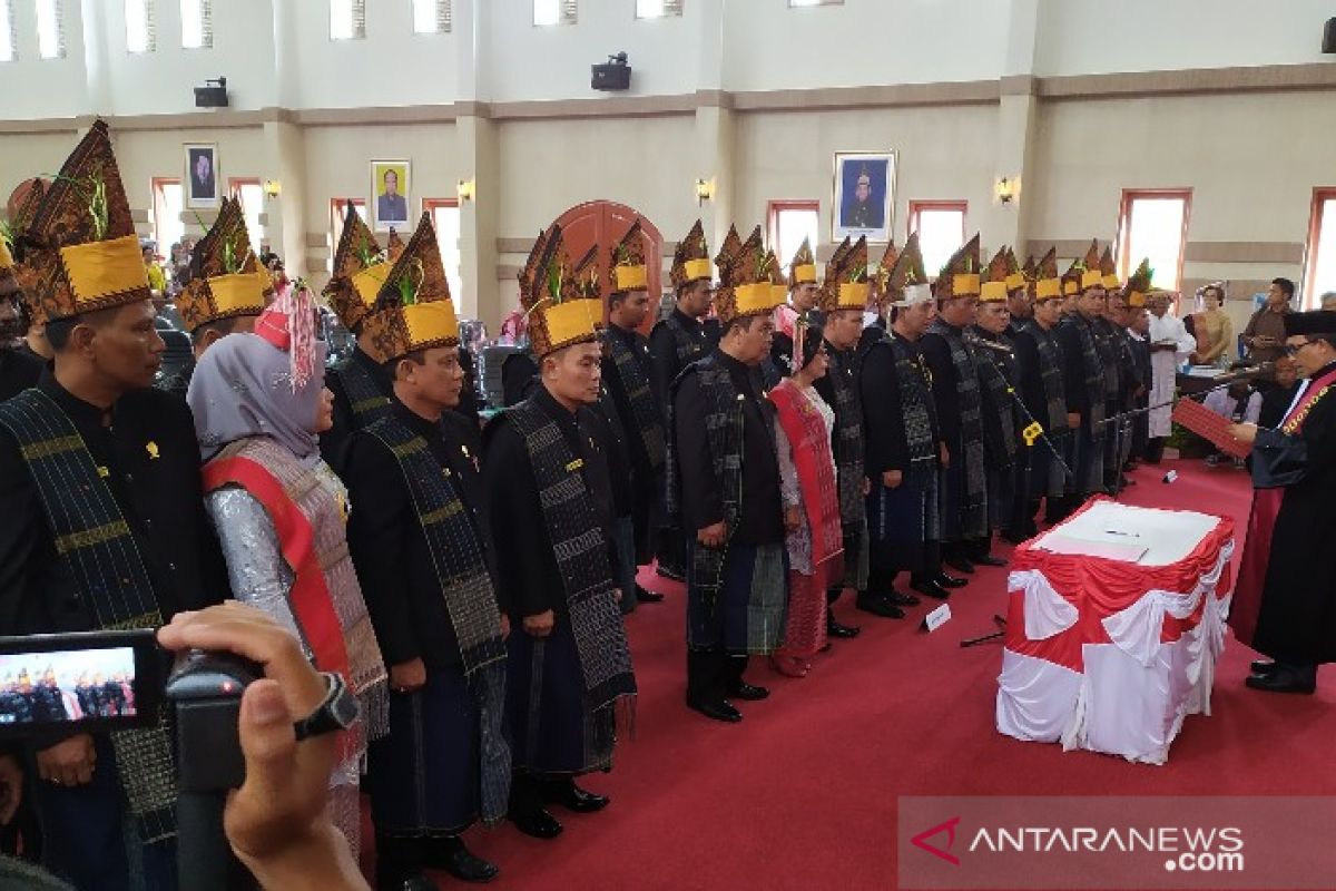 50 anggota DPRD Simalungun dilantik berpakaian adat Simalungun