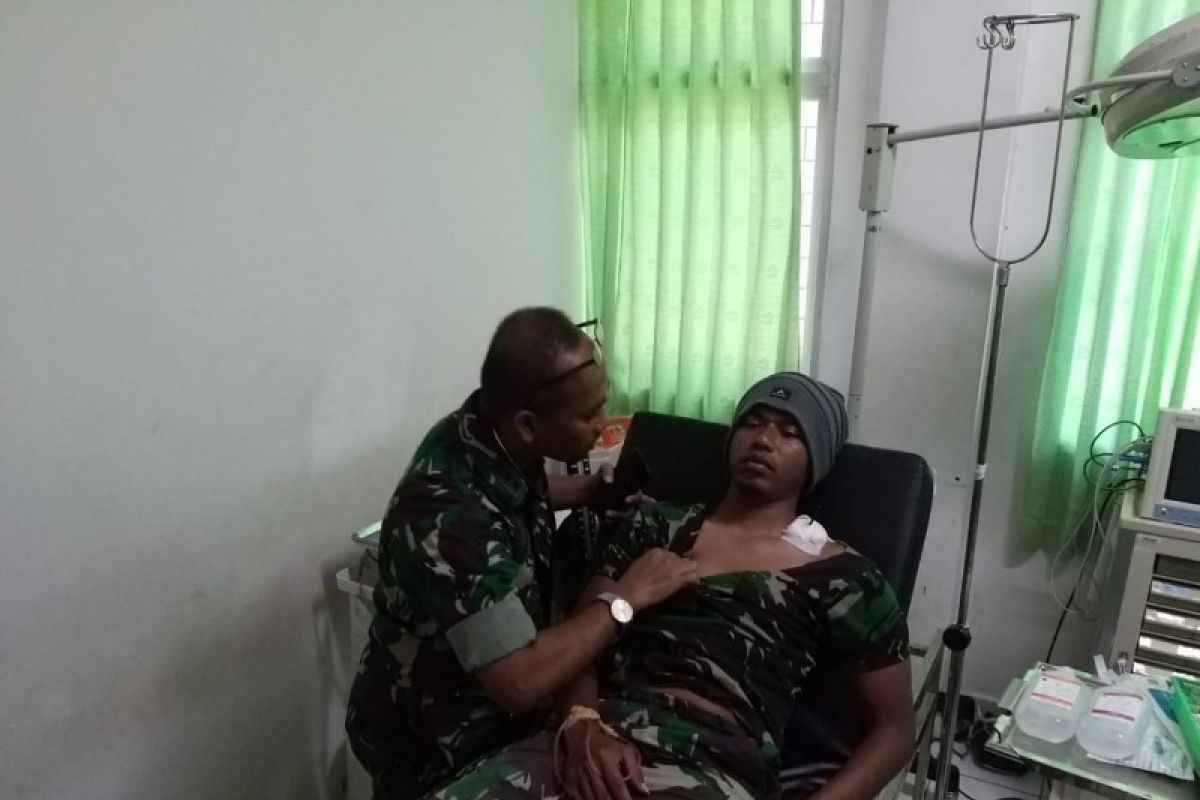 Anggota TNI dievakuasi dari Mulia ke Jayapura karena luka parah terkena panah