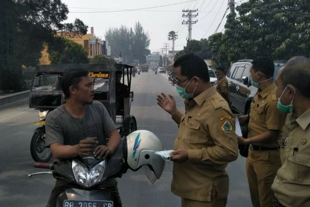 Antisipasi dampak karhutla, Pemkab Samosir bagikan masker