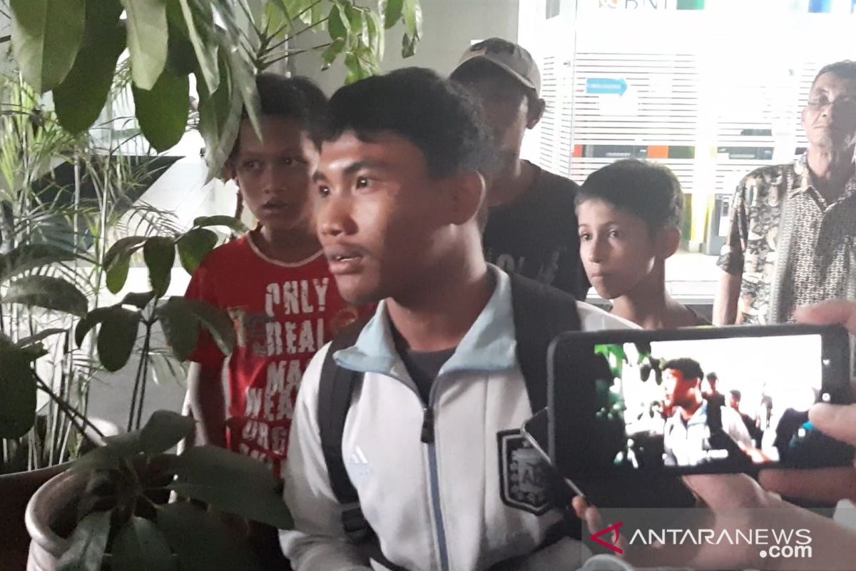 Dengan kepala dibalut perban, siswa SMK korban unjuk rasa di DPR dilarikan ke RS Pelni