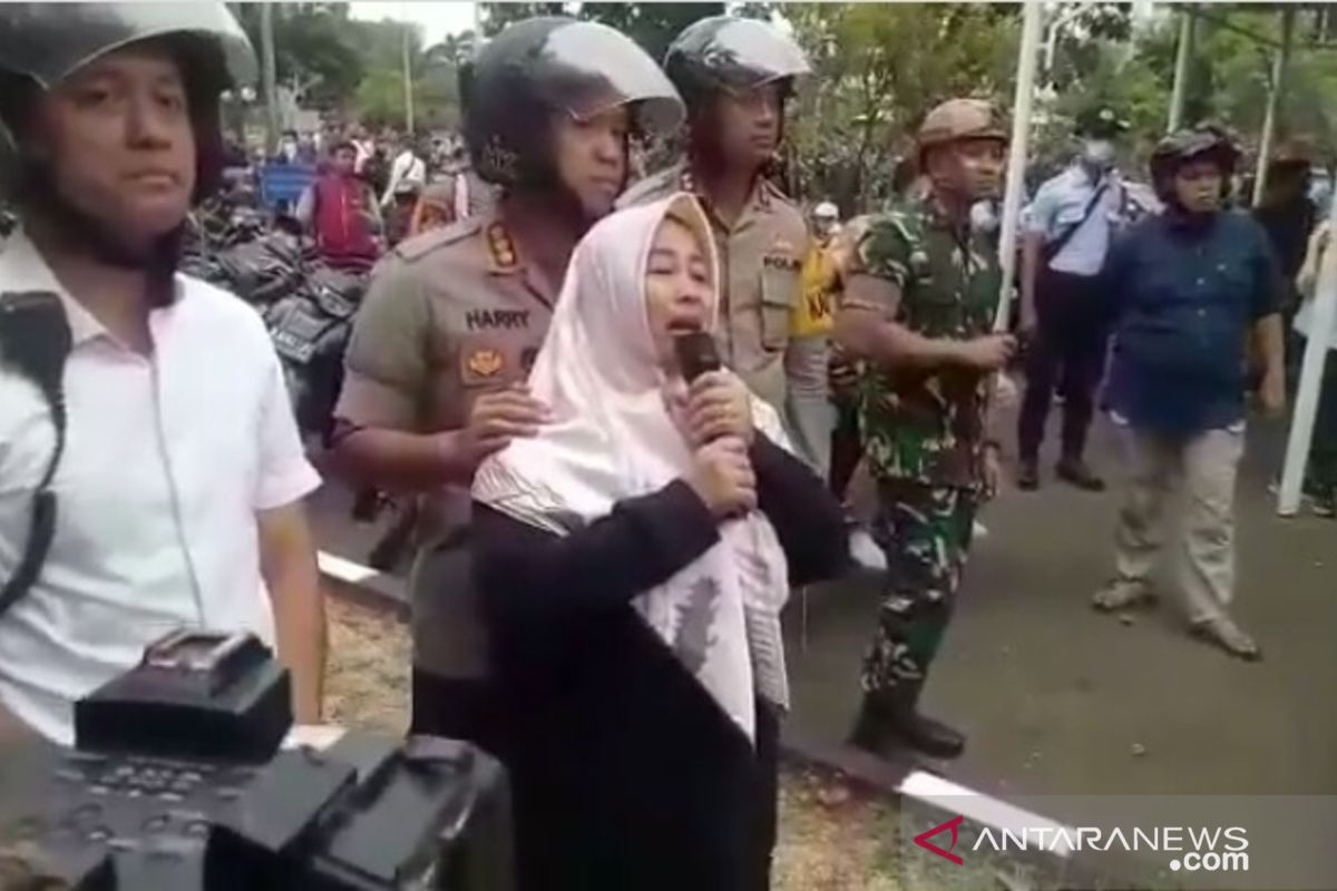 Seorang ibu cari anaknya di DPR ditengah aksi demo pelajar