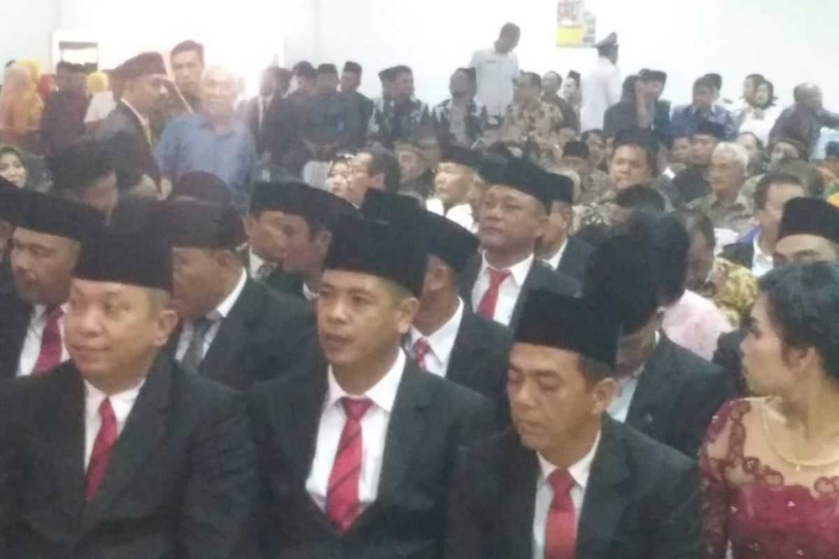 Anggota DPRD Labuhanbatu dari Gerindra dan Golkar tertidur saat pelantikan