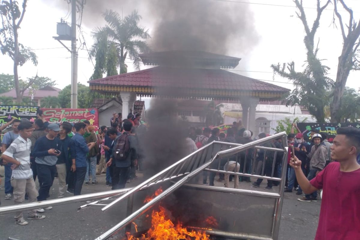 Gabungan mahasiswa rusak pagar DPRD Labuhanbatu