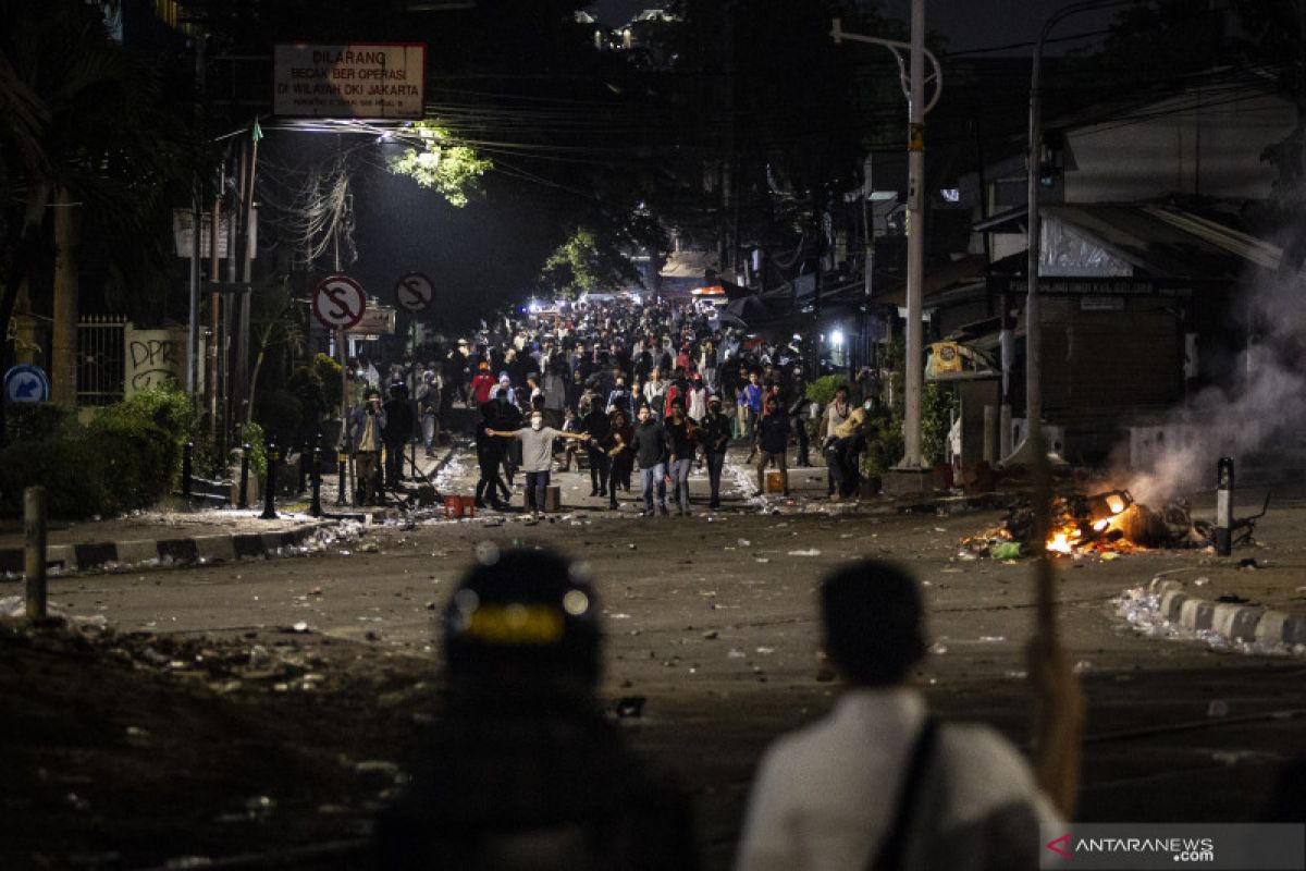 Kemarin,  dugaan demo mahasiswa disusupi hingga ibu cari anaknya di DPR