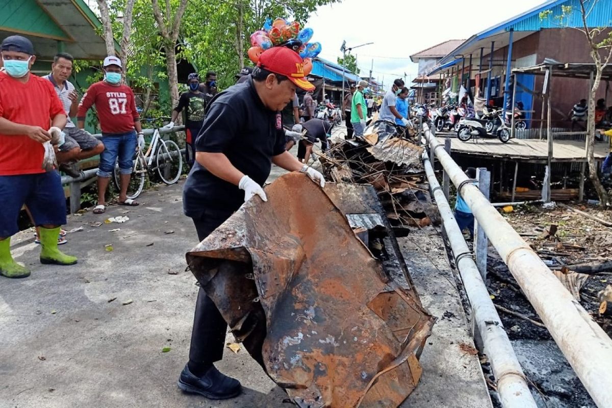 Ratusan warga Agats membersihkan lokasi kebakaran