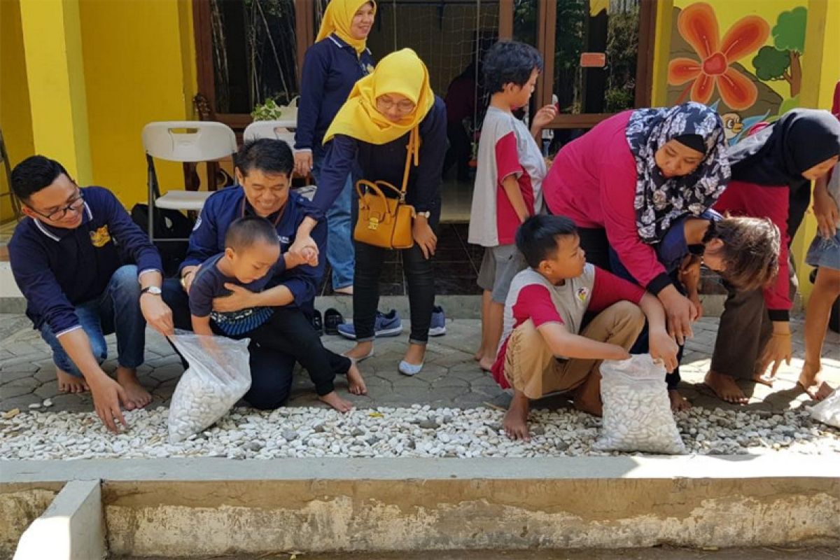 BPJSTK bernyanyi dan bermain bersama anak berkebutuhan khusus