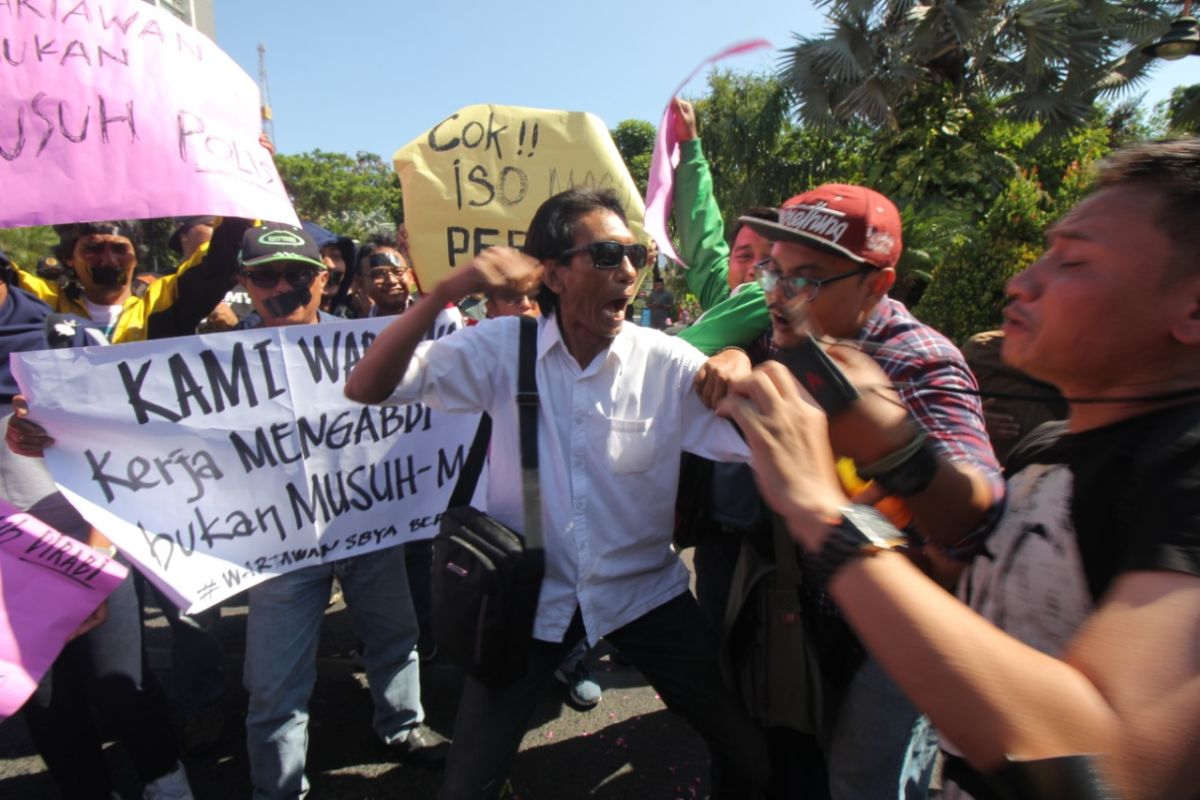 Puluhan jurnalis tolak kekerasan terhadap jurnalis, terkait pemukulan wartawan oleh polisi