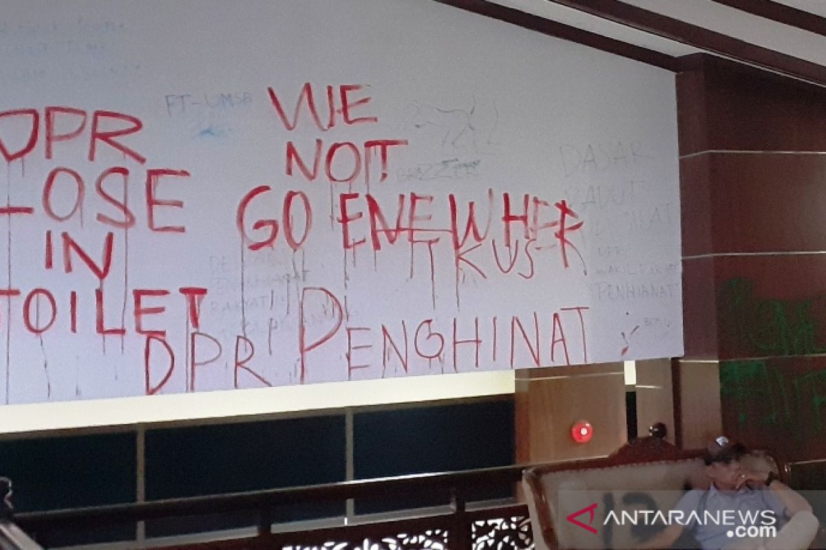 Mahasiswa anarkis dan mencoret-coret gedung DPRD Sumbar